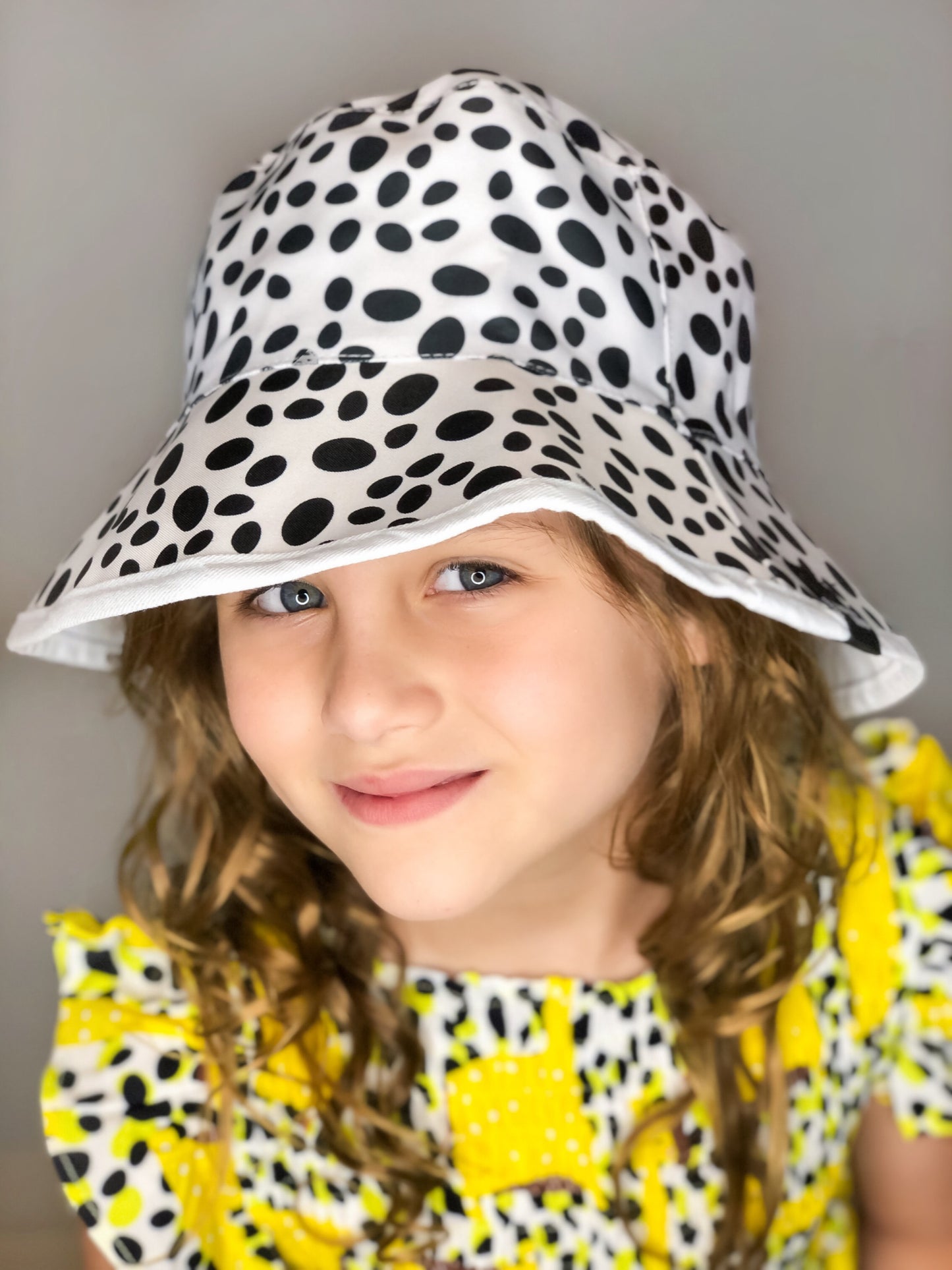 Chapéu Bucket Infantil Animal Print Manchinhas Dupla Face