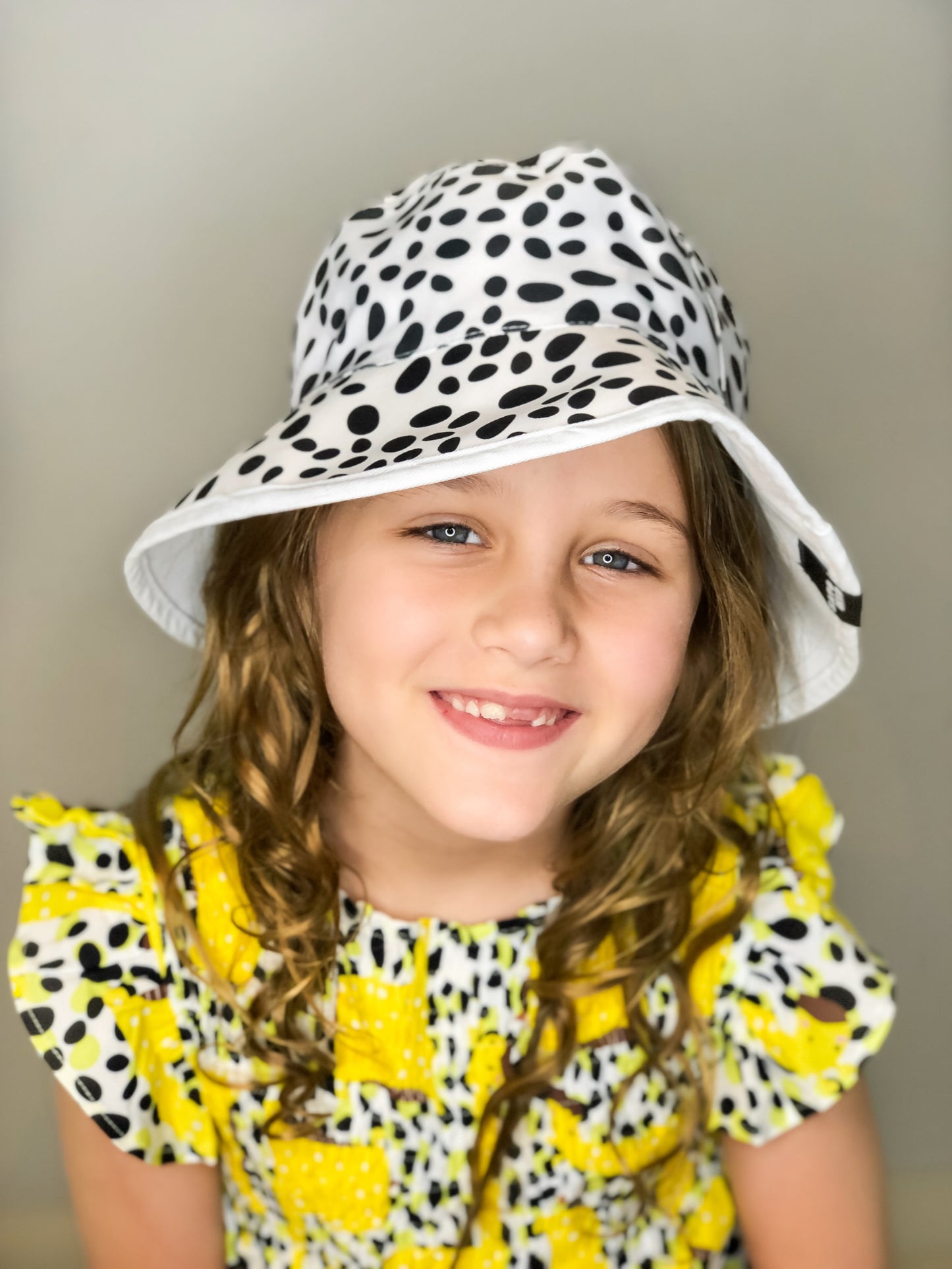 Chapéu Bucket Infantil Animal Print Manchinhas Dupla Face